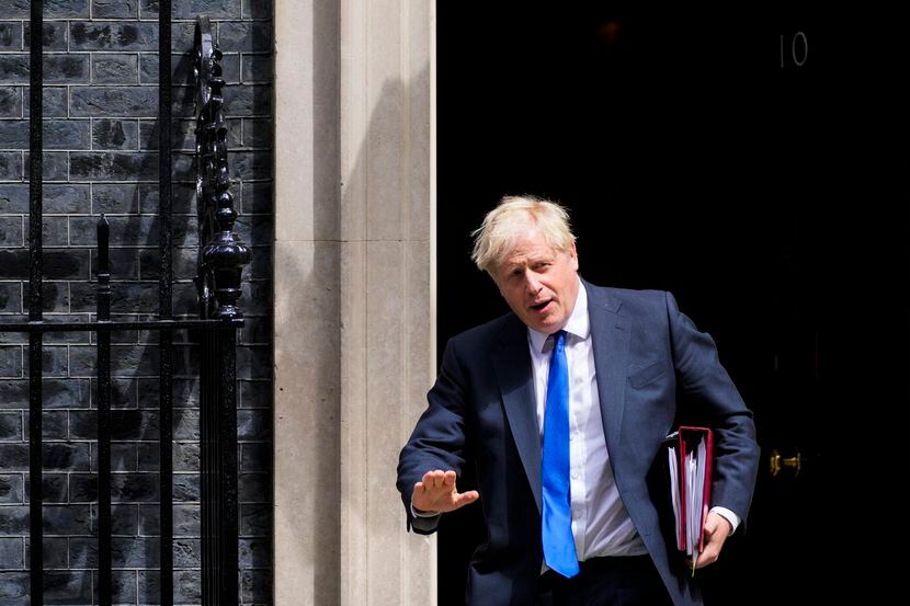 El primer ministro británico, Boris Johnson, parte de su oficina en el número 10 de Downing...