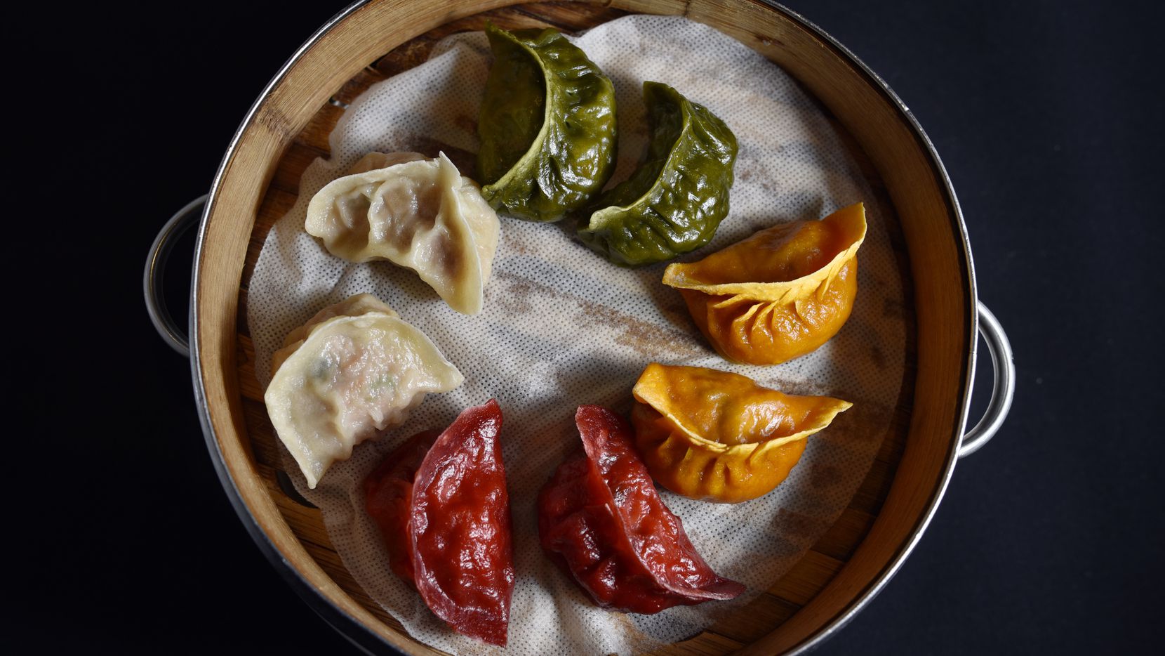 Los dumplings de colores de Royal China son uno de sus platillos más apetitosos. El...