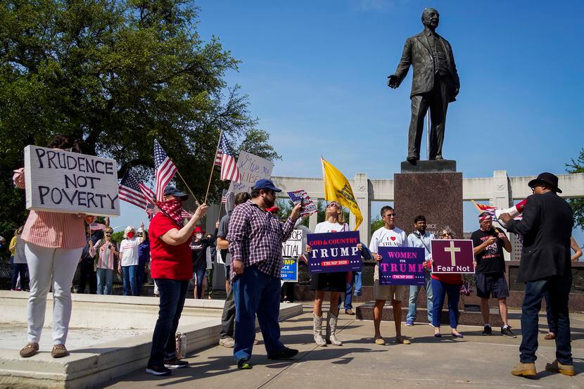 Manifestantes se reunieron en Dealey Plaza el martes en Dallas.