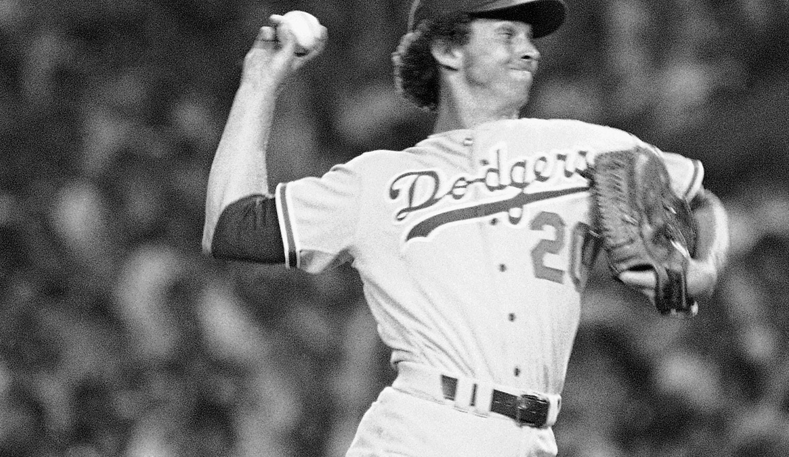 En esta fotografía de 1977 se ve a Don Sutton lanzar por los Dodgers de Los Ángeles. Sutton falleció el 19 de enero de 2021 a los 75 años de edad.