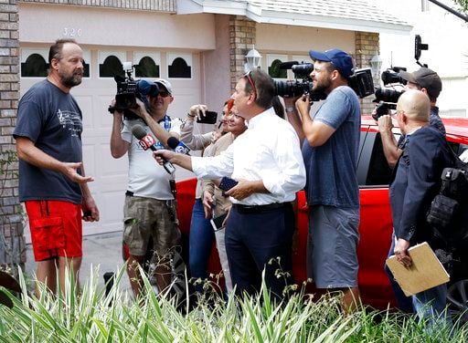 Eric Paddock habló sobre su hermano con reporteros en Orlando./AP