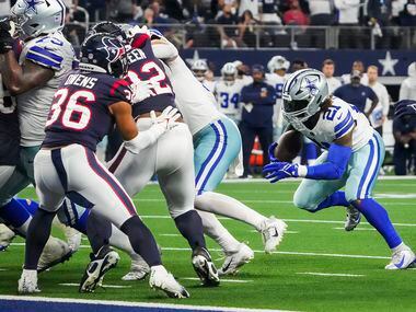 Dallas Cowboys running back Ezekiel Elliott (21) looks for a hole on a game-winning 2-yard...