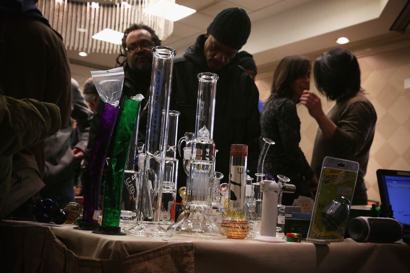 Visitantes revisan material expuesto en la conferencia ComfyTree Cannabis Academy en febrero...