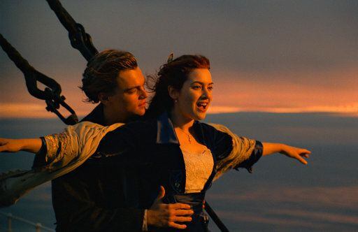 Leonardo DiCaprio, izquierda, y Kate Winslet en una escena de “Titanic” en una imagen...