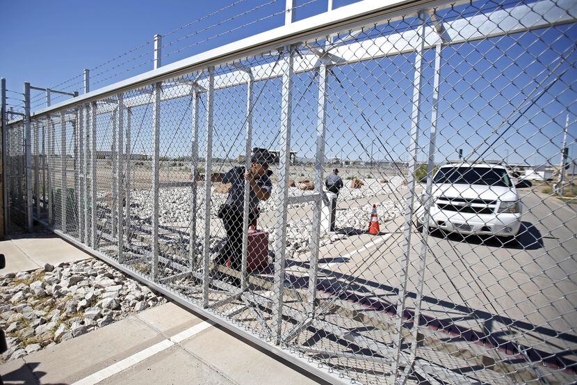 Un agente de Seguridad Nacional cierra la puerta de acceso a un centro de detención de...