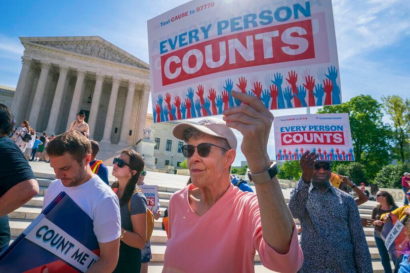 Activistas protestan afuera de la Corte Suprema de Estados Unidos luego de una audiencia...