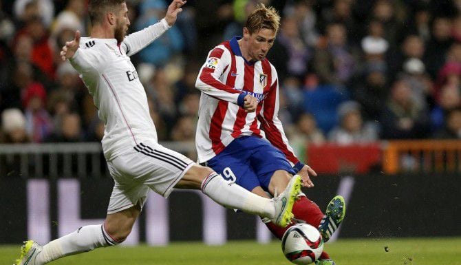 Sergio Ramos (izq.) y Fernando Torres disputan el balón en el juego de octavos de final de...