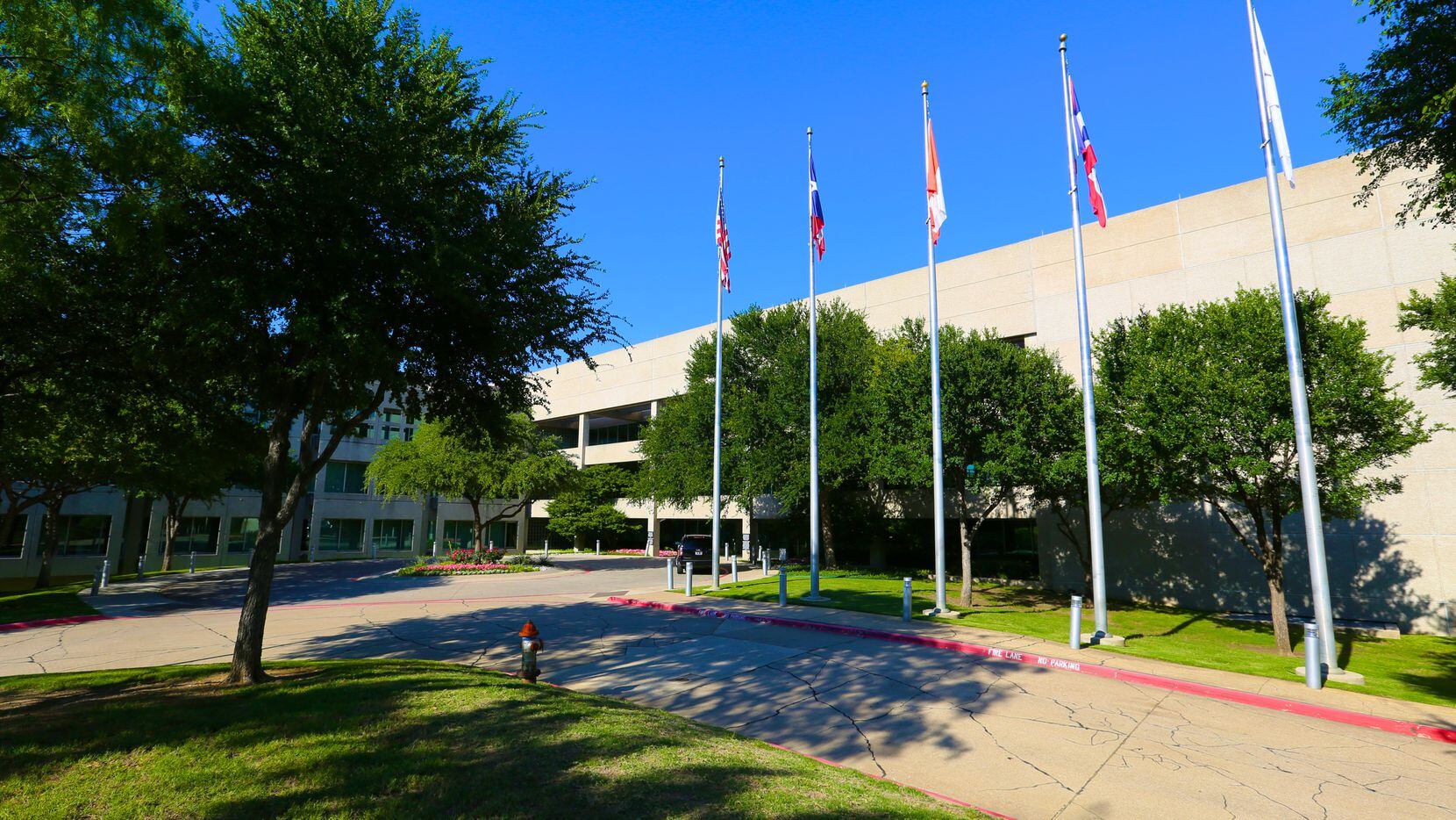 Jeweler Zales' three-building office campus on State Highway 114 in Irving