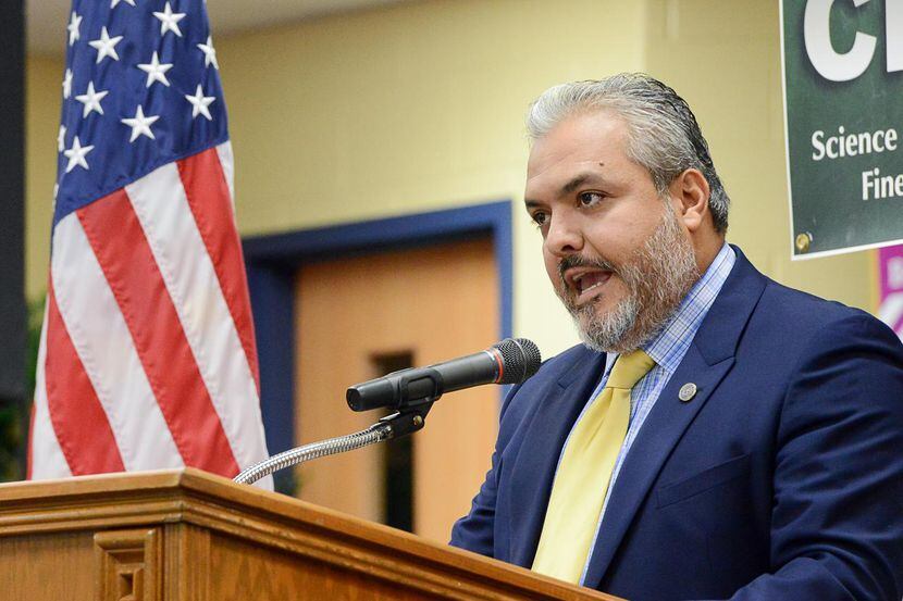 Rubén Cortez, integrante de la Mesa Directiva de Educación de Texas dijo que el libro...