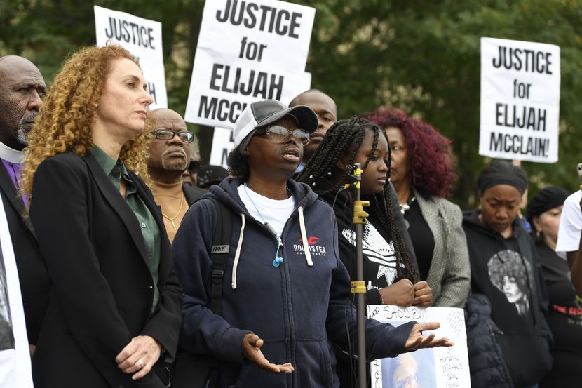 Foto del 1 de octubre de 2019, Sheneen McClain, en el centro, madre de Elijah McClain, pide...