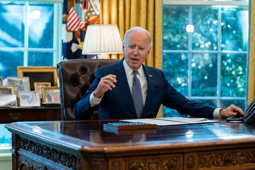 El presidente  de Estados Unidos, Joe Biden, habla antes de firmar una orden ejecutiva para...