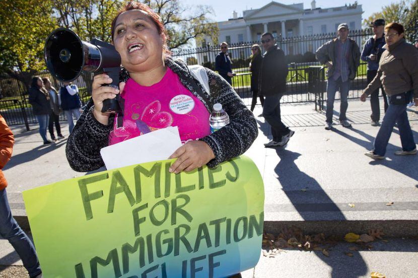 Ingrid Vaca, originaria de Bolivia, participó en una manifestación frente a la Casa Blanca...