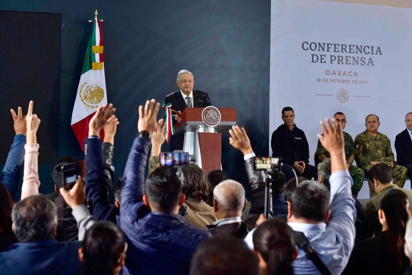 En esta foto provista por la Oficina de Prensa de la Presidencia de México, el presidente...