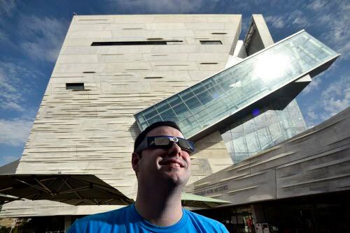 Thomas Close, del Museo Perot de Ciencia y Naturaleza, con gafas solares para eclipses. El...