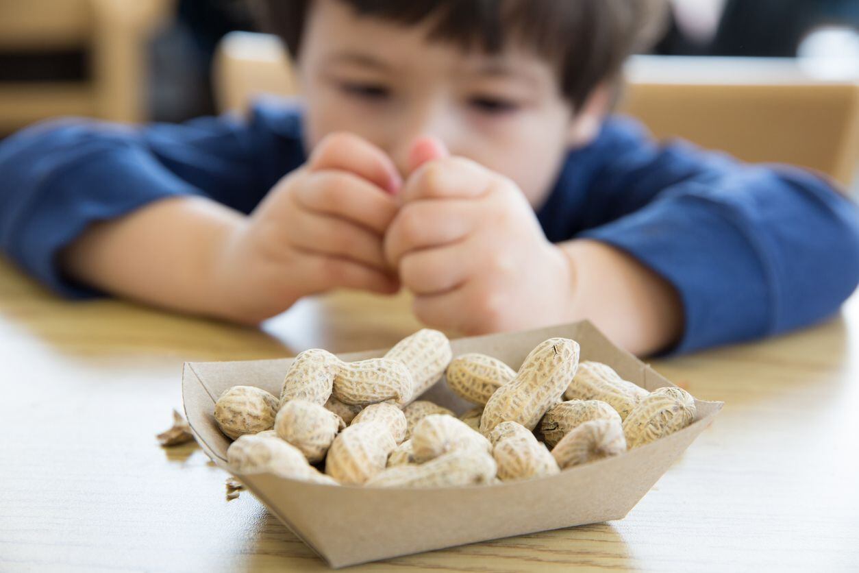 Un niño consumiendo cacahuates.