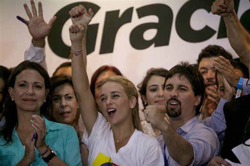 Lilian Tintori, esposa del encarcelado líder opositor Leopoldo López, centro, Freddy...