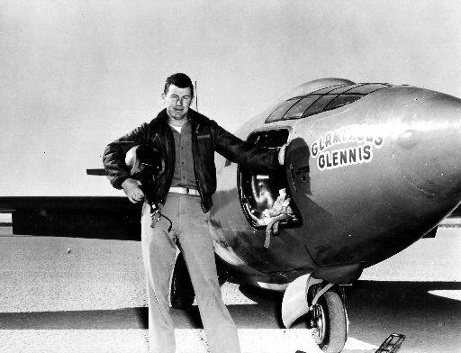 El capitan de la Fuerza Aérea Charles E. Yeager frente a la nave Bell X-1 supersonic, en 1947.