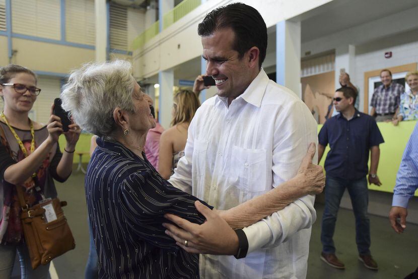El gobernador Ricardo Rossello saluda a una votante en el referendum de Puerto Rico.(AP)
