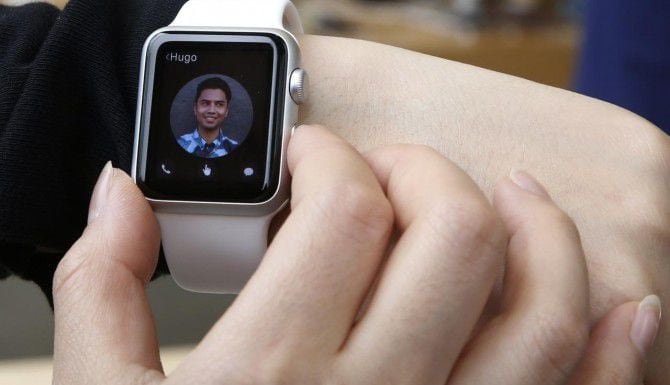 
				Un cliente prueba un Apple Watch en Hong Kong. (AP/KIN CHEUNG)
				