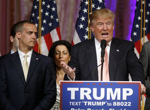 El jefe de campaña de Donald Trump, Corey Lewandowski, a la izquierda, mientras Trump ofrece...
