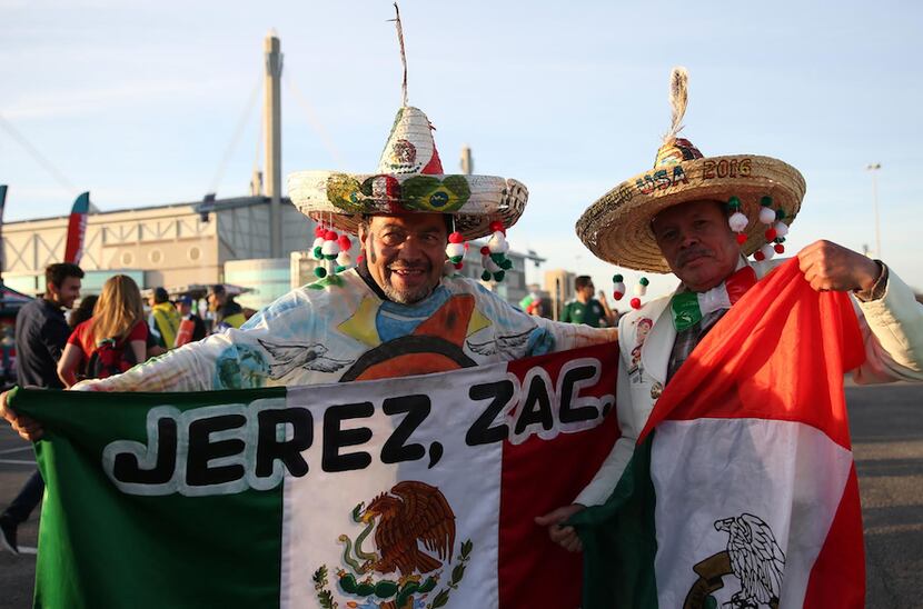 Fans mexicanos afuera del Alamodome el miércoles. Foto de Omar Vega especial para Al Día.