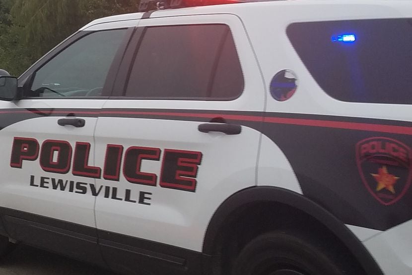 La policía de Lewisville busca a dos personas que asesinaron a un hombre la madrugada del...