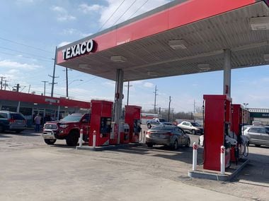 La estación de Texaco, donde tres personas murieron en un tiroteo dentro de una estación de servicio en Garland el domingo por la noche, dijo la policía.  Cerca del pueblo de Garland.  Las autoridades respondieron a una llamada de tiroteo a las 7:30 p.m., en Texaco, en la cuadra 700 de West Walnut Street.
