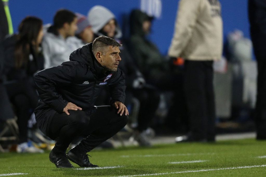 Frisco, Texas: Head coach Luchi Gonzalez of FC Dallas looks during game between FC Dallas and Portland Timbers on April 13, 2019 at Toyota Stadium. (Photo by Omar Vega / Al Dia Dallas)