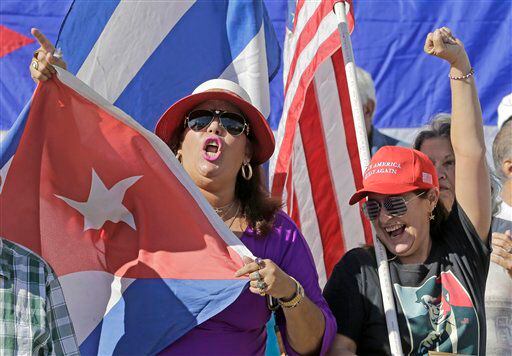Las cubano-estadounidenses Dulce Martínez, a la izquierda,y Alida Rivero cantan lemas a...