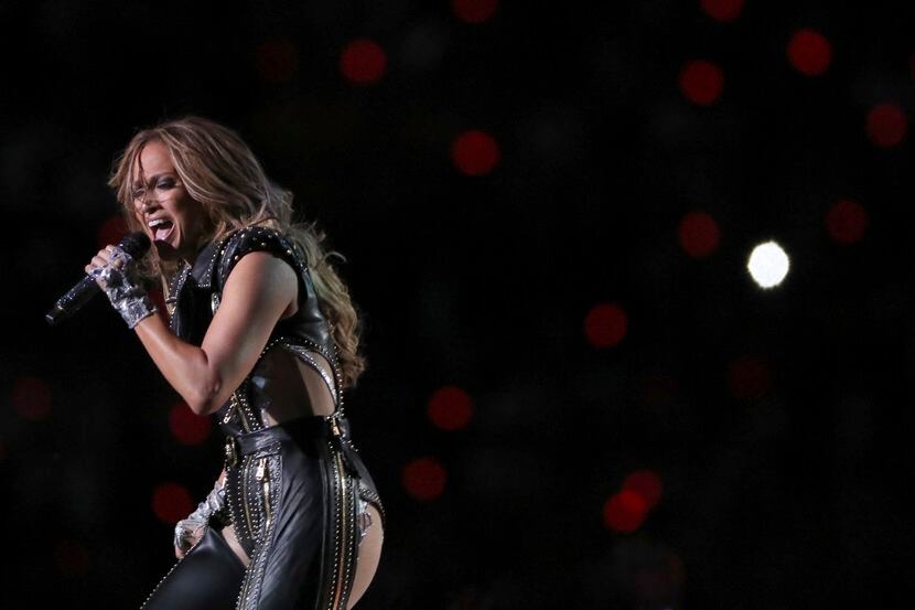 En esta fotografía del 2 de febrero de 2020 Jennifer Lopez durante su presentación en el...