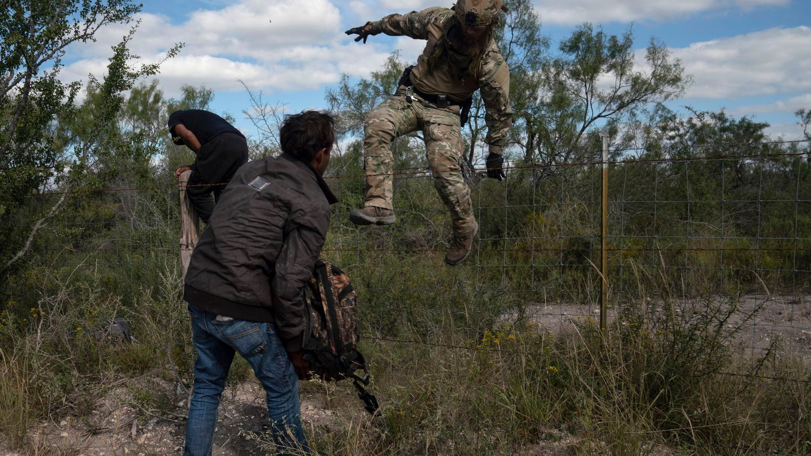 Un agente especial de Texas DPS atrapa a un inmigrante indocumentado de Honduras como parte...