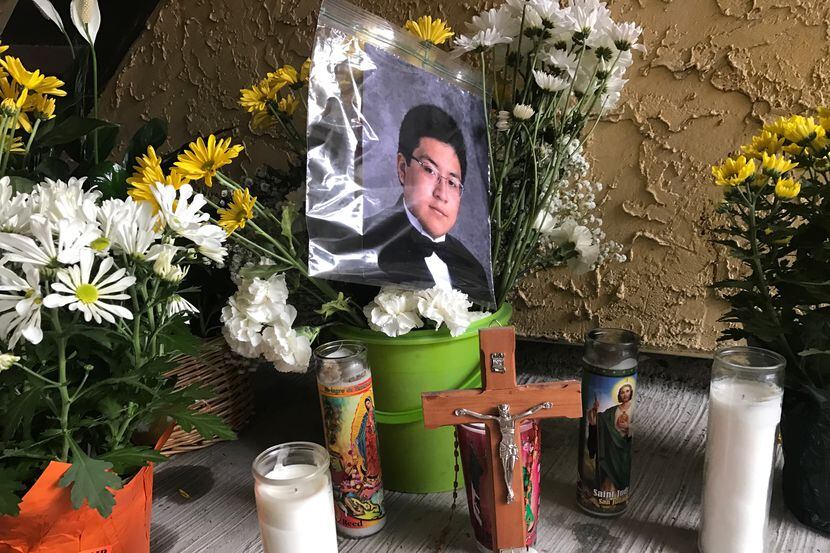 Un altar para Oziel García en su casa en Love Field. El joven murió asesinado el martes....