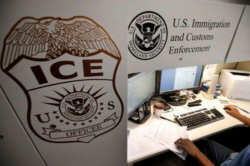 Un oficial de deportaciones no identificado del Servicio de Inmigración y Control de Aduanas...