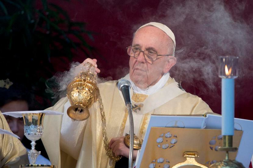 El Papa Francisco celebra una misa en Roma con ocasión del Día de Todos los Santos...
