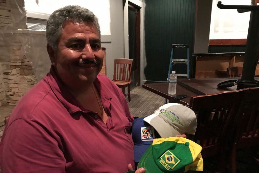 Raúl Estrada compra un sombrero de recuerdo de cada Copa del Mundo a la que asiste.(FOTOS:...