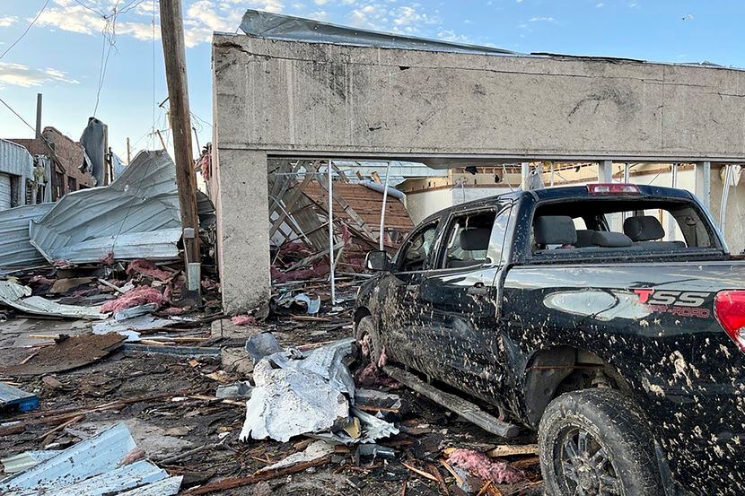 Edificios y un vehículo sufren daños por un tornado en Perryton, Texas, el jueves 15 de...