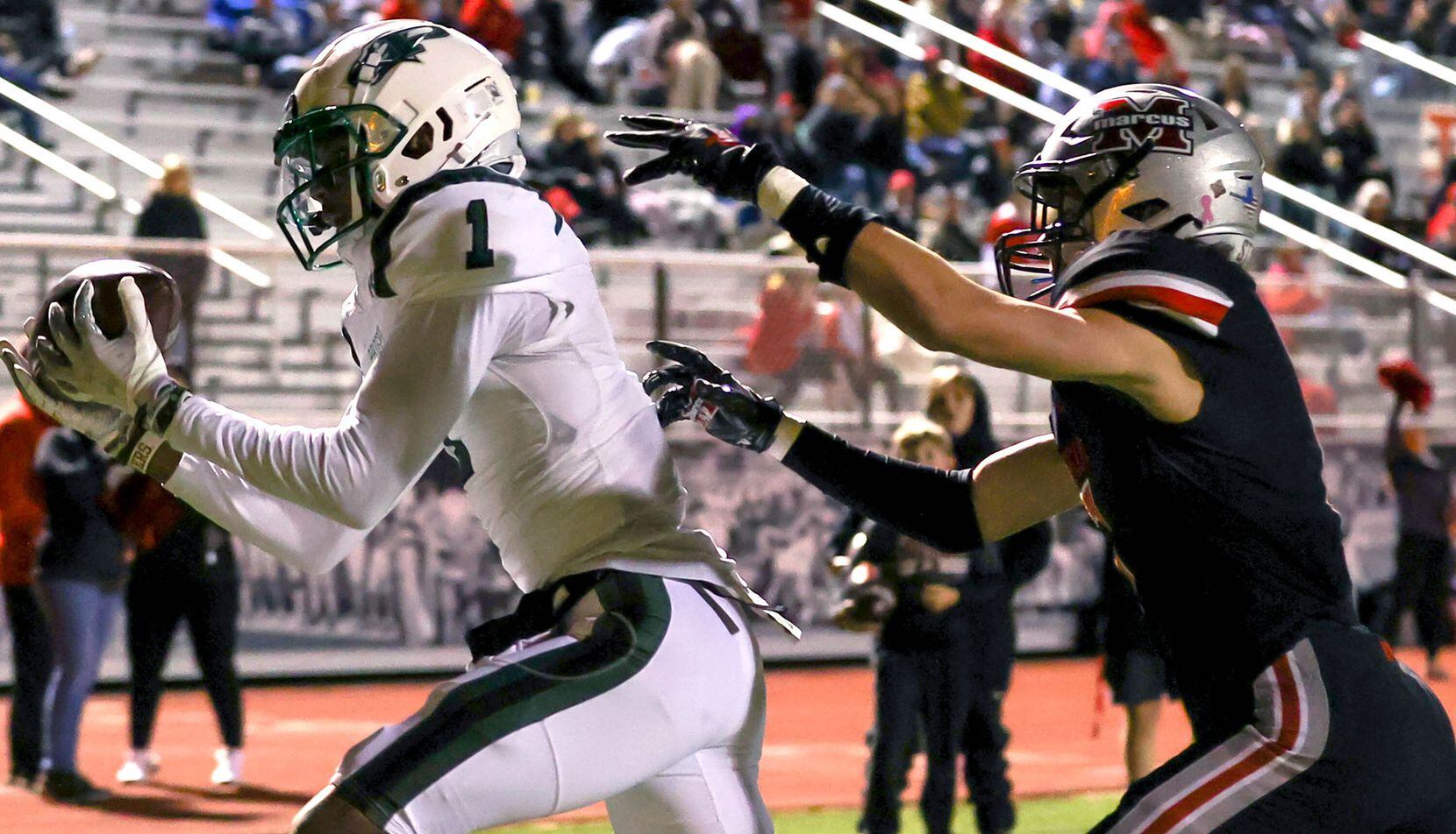 Prosper wide receiver Hunter Summers (1) comes up with a 12 yard touchdown reception against...