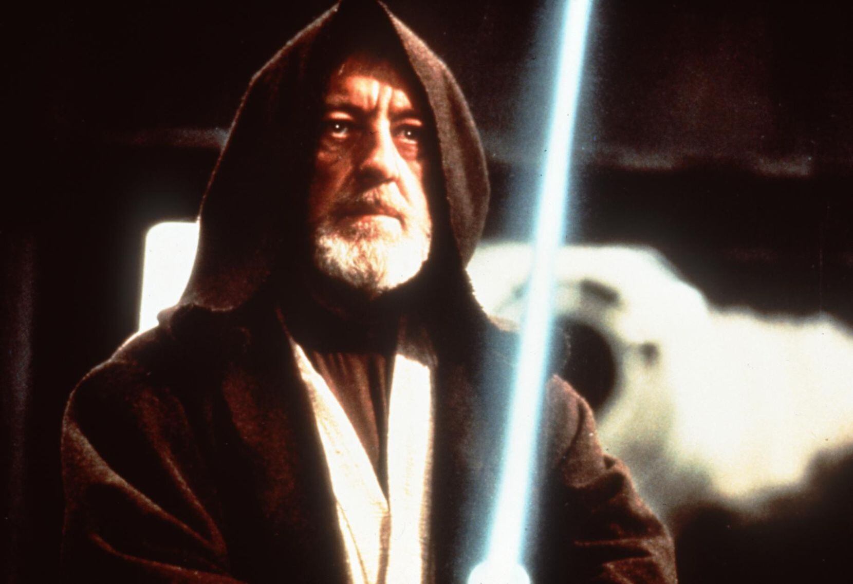 Sir Alec Guinness como Obi-Wan Kenobi, en la cinta Star Wars, de 1977.