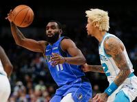 Dallas Mavericks forward Tim Hardaway Jr. (11) battles Charlotte Hornets guard Kelly Oubre Jr. (12) for space during the second half of an NBA basketball game in Dallas, Monday, December 13, 2021. Dallas won 120-96. (Brandon Wade/Special Contributor)