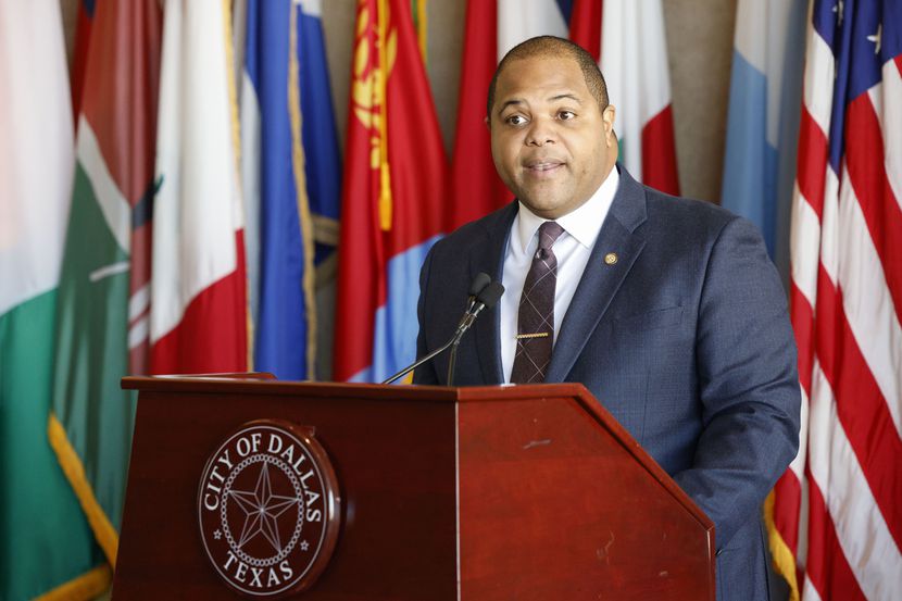 El alcalde de Dallas, Eric Johnson, habla durante una ceremonia de entrega del premio al...