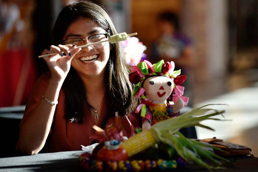 Fernanda Román, una estudiante de 19 años de UT Dallas, disfruta de una paleta en HA...