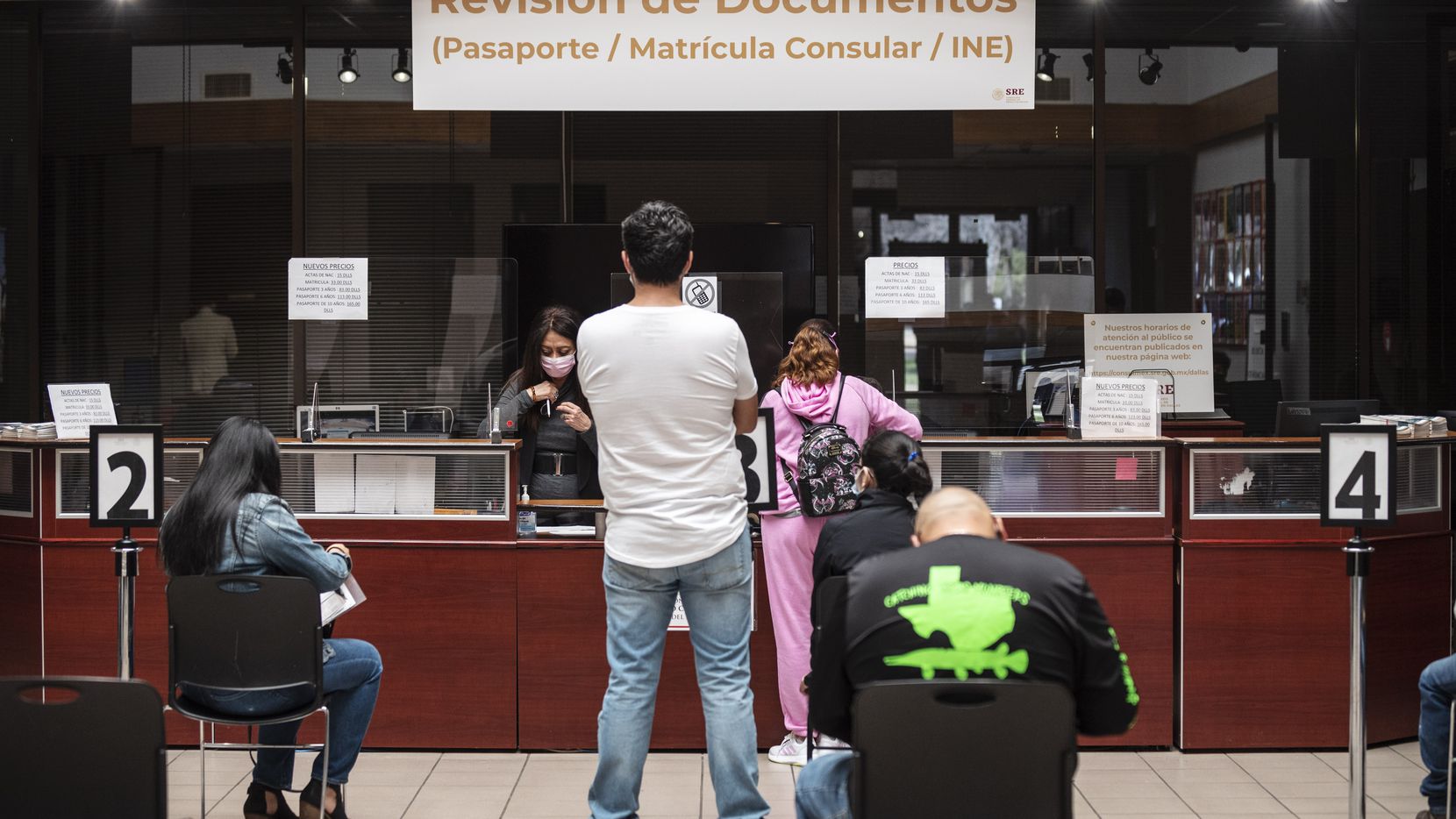 La demanda por pasaportes en el Consulado de México en Dallas es permanente y conseguir citas se ha dificultado durante la pandemia.