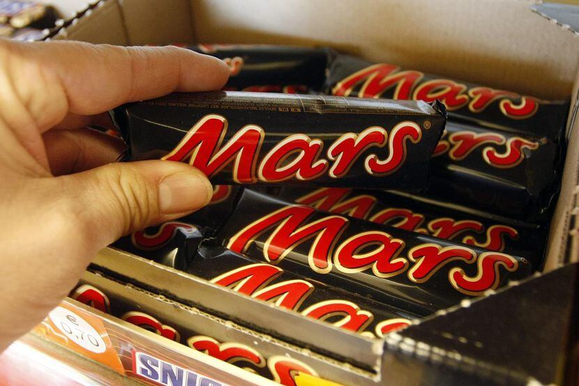 Mars, fabricante de Snickers, Milky Way y otras marcas halló plástico en sus productos....