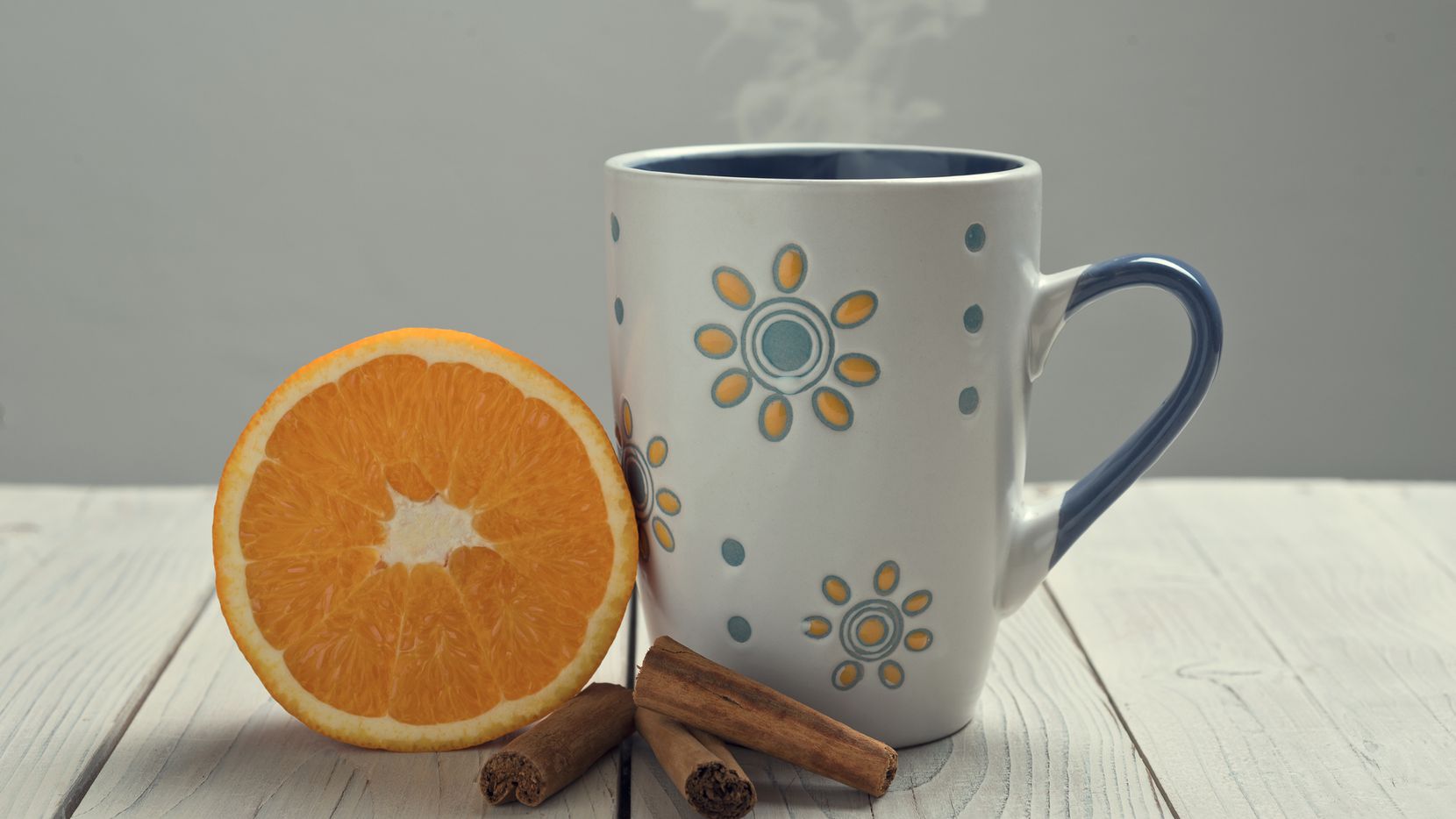 Dosis de vitamina C suelen ayudar al cuerpo antes de la llegada de la gripe.