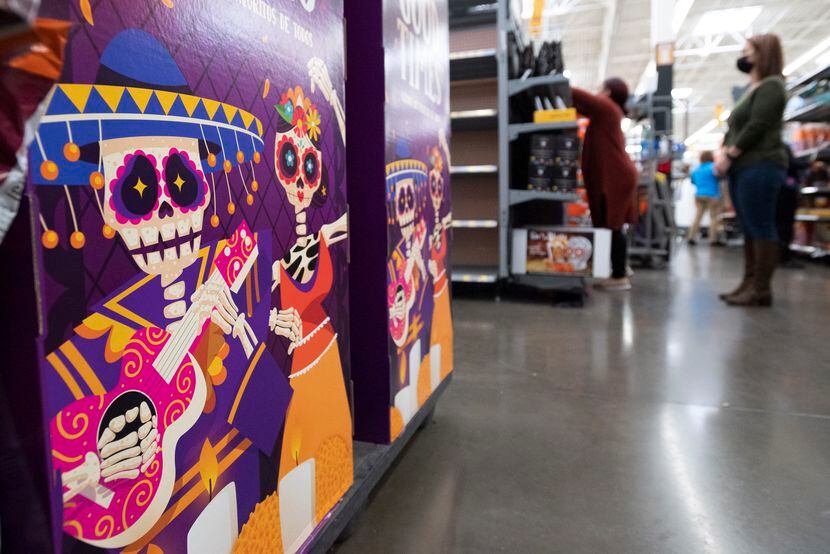 Señalización de mercadería de bocadillos del Día de Muertos que se vende en Walmart en...