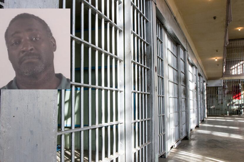 Gary Cole fue condenado a 25 años por morder a un guardia de la prisión del condado de...