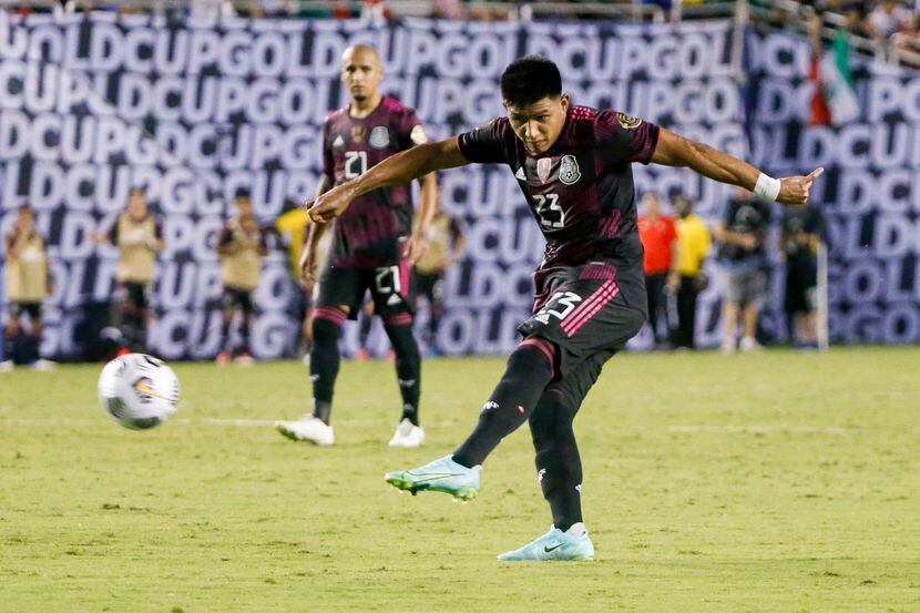 El mediocampista de México, Jesús Gallardo (23), le pega al balón durante el partido de la...