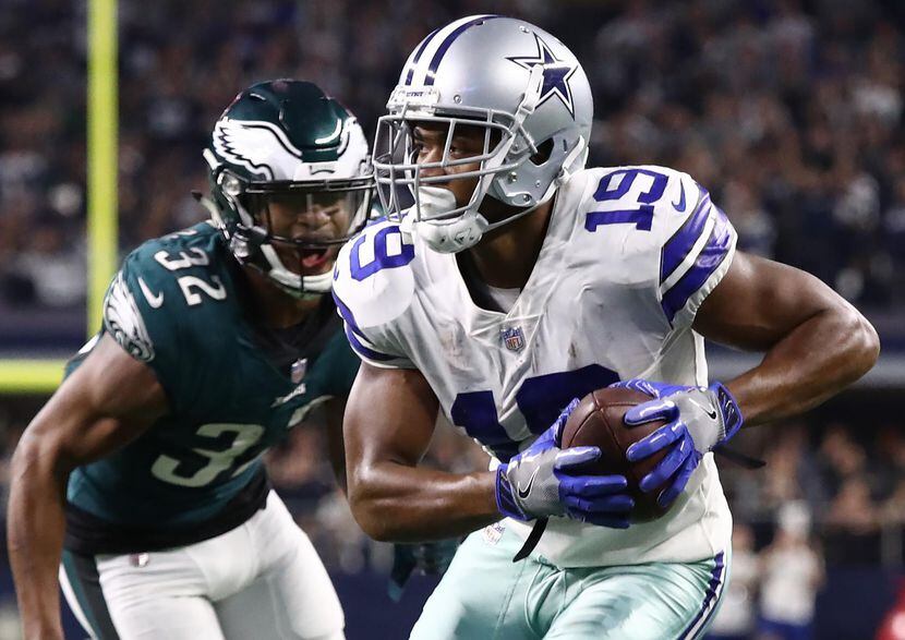 Amari Cooper (19) le ha cambiado el rostro ofensivo a los Cowboys, que acumulan cinco...