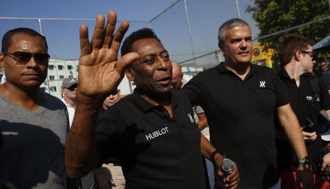 El ex astro brasileño del futbol Pelé fue operado de urgencia el jueves. (AP/ARCHIVO)
