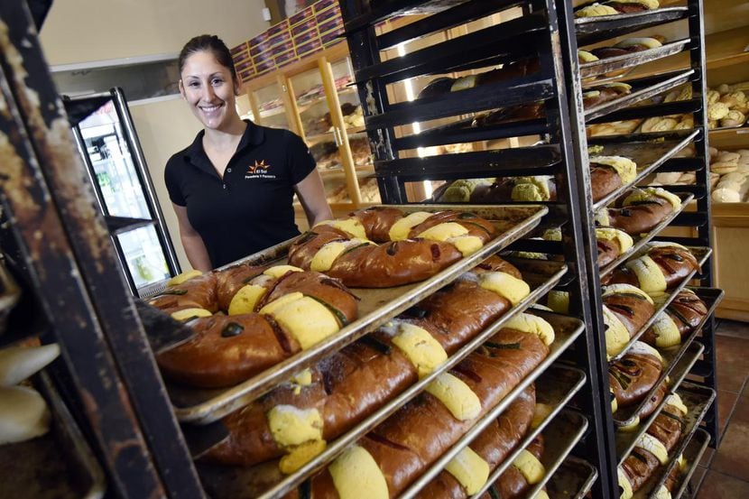 Odette Orduño, dueña y administradora de Panadería El Sol, en Irving, junto a sus roscas de...